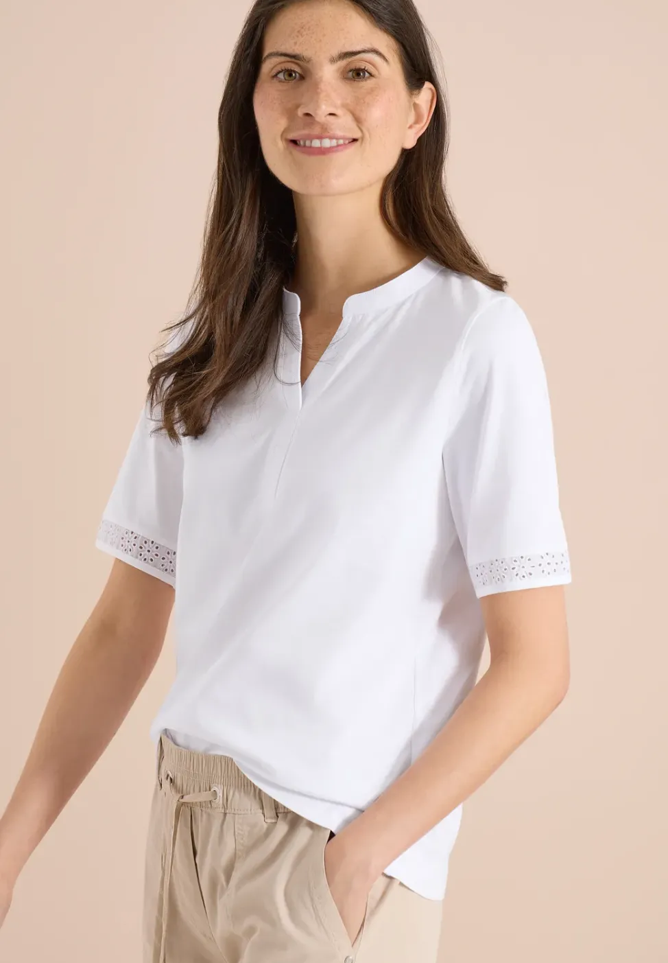 T-Shirt mit Split Neck und Crochet-Tape