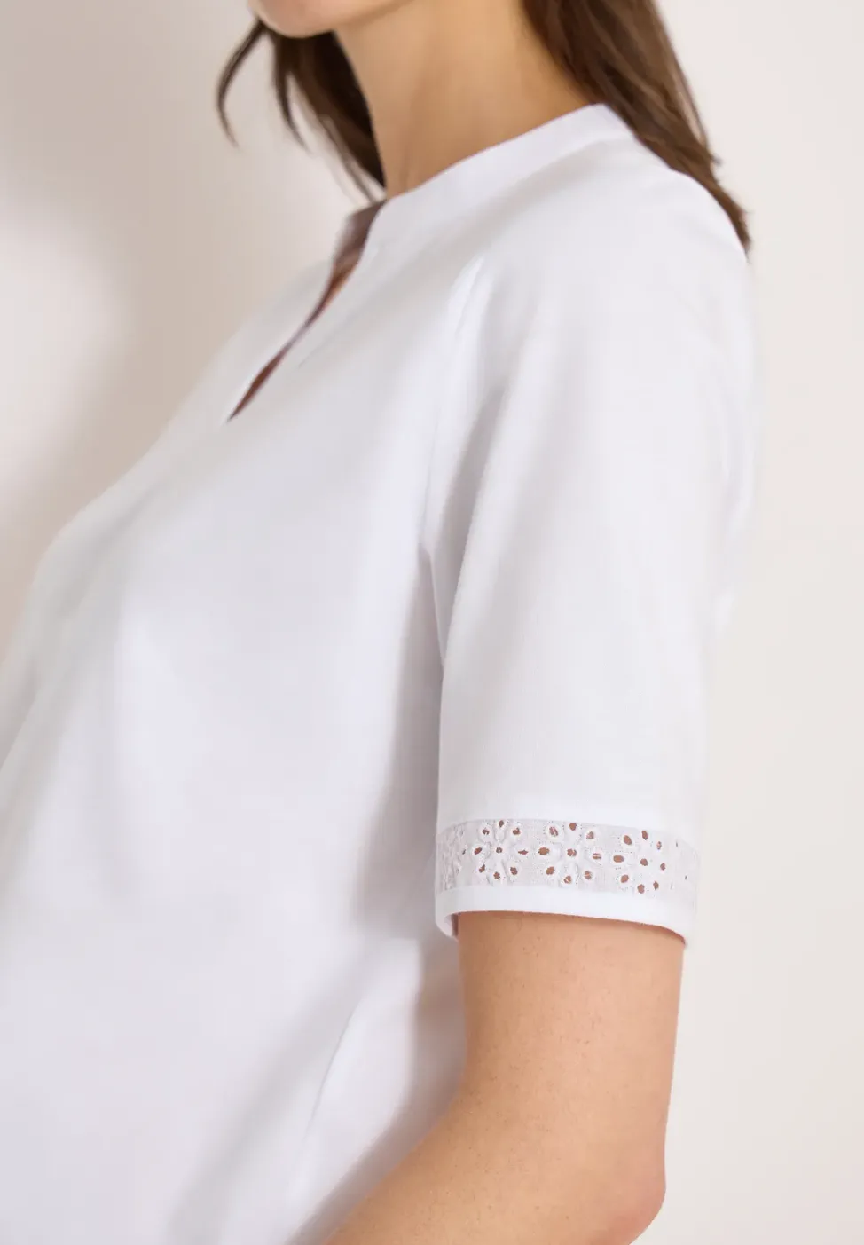 T-Shirt mit Split Neck und Crochet-Tape