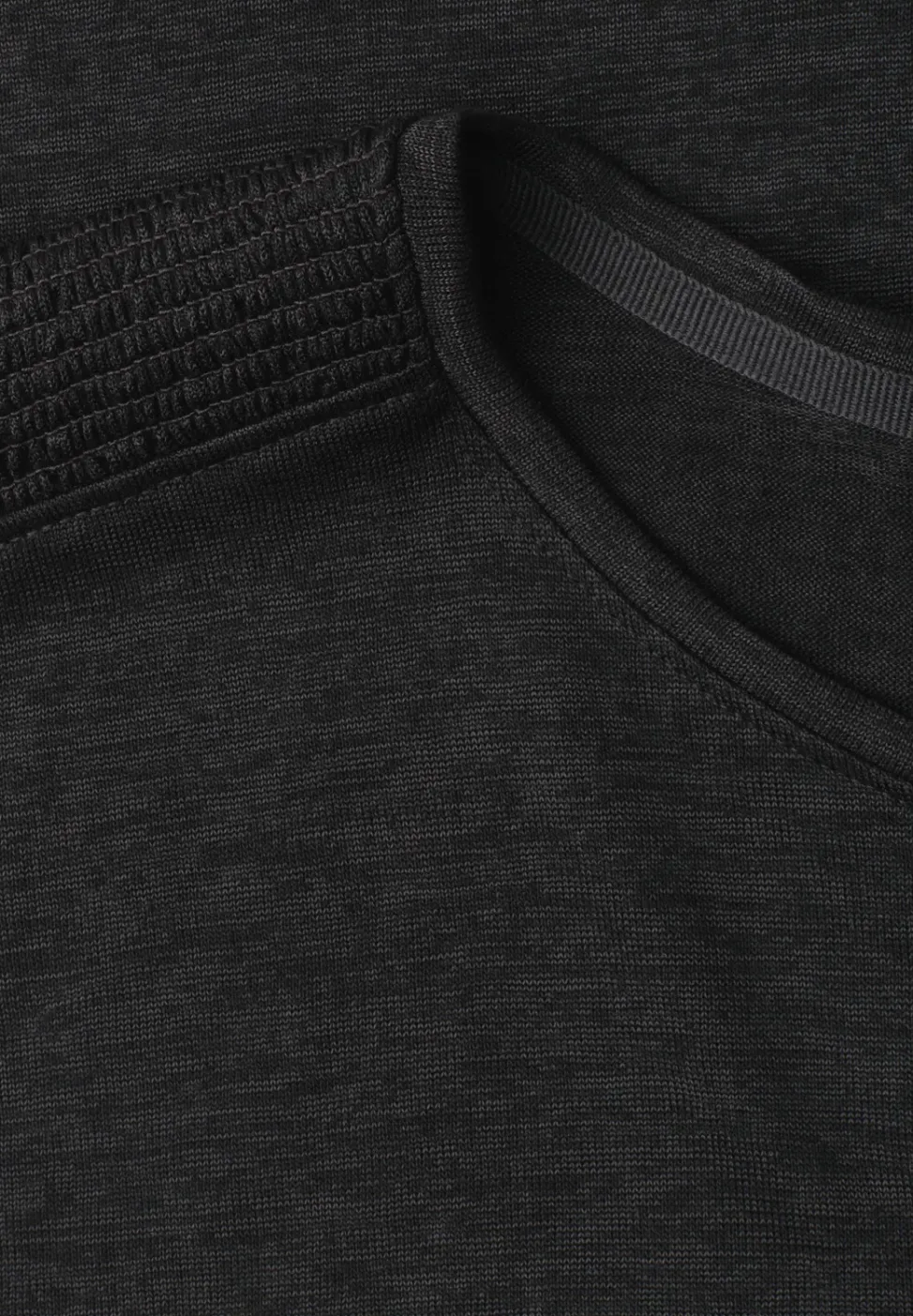 T-Shirt mit Boat Neck und Smok-Detail