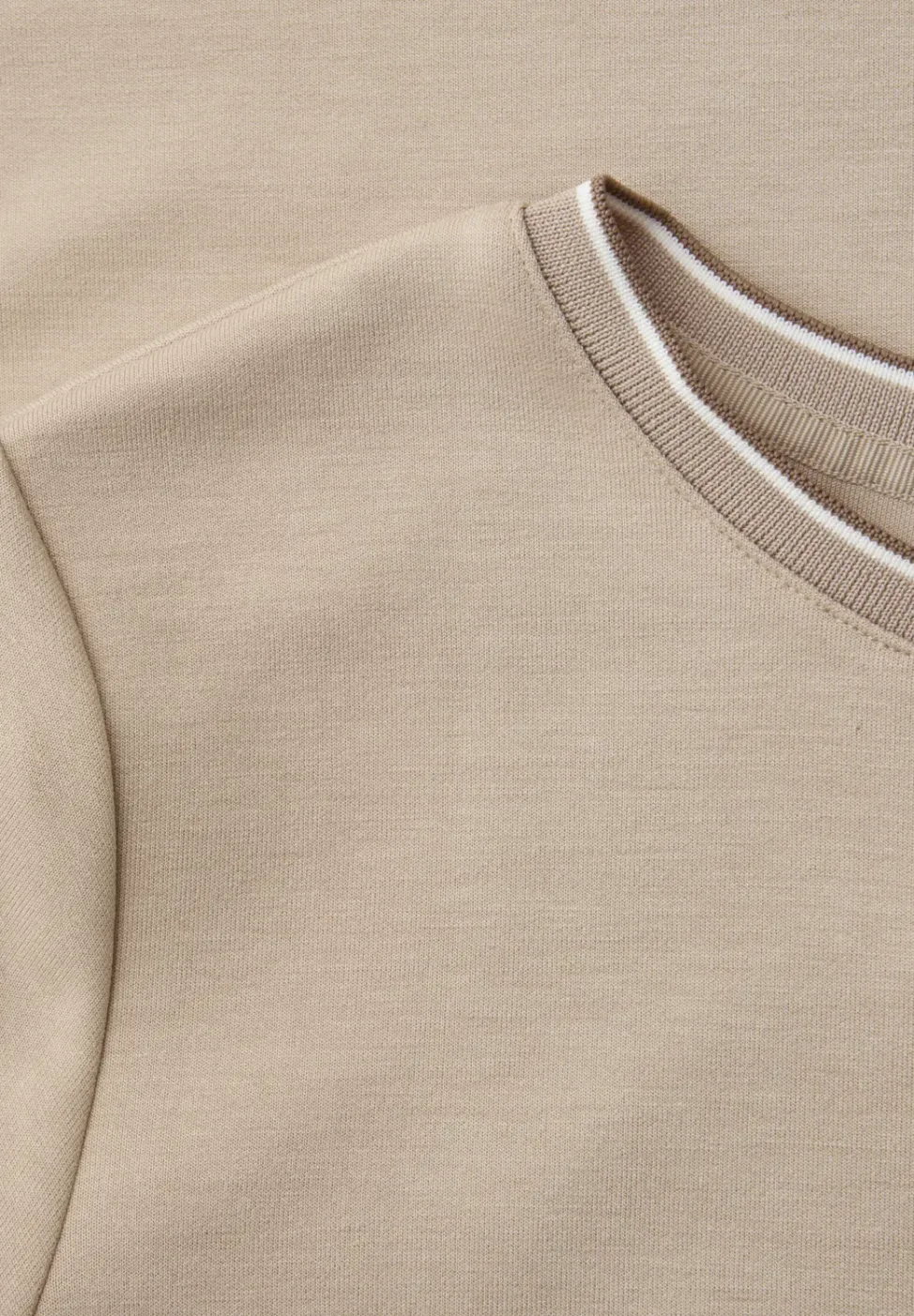 T-Shirt mit Kontrastdetail