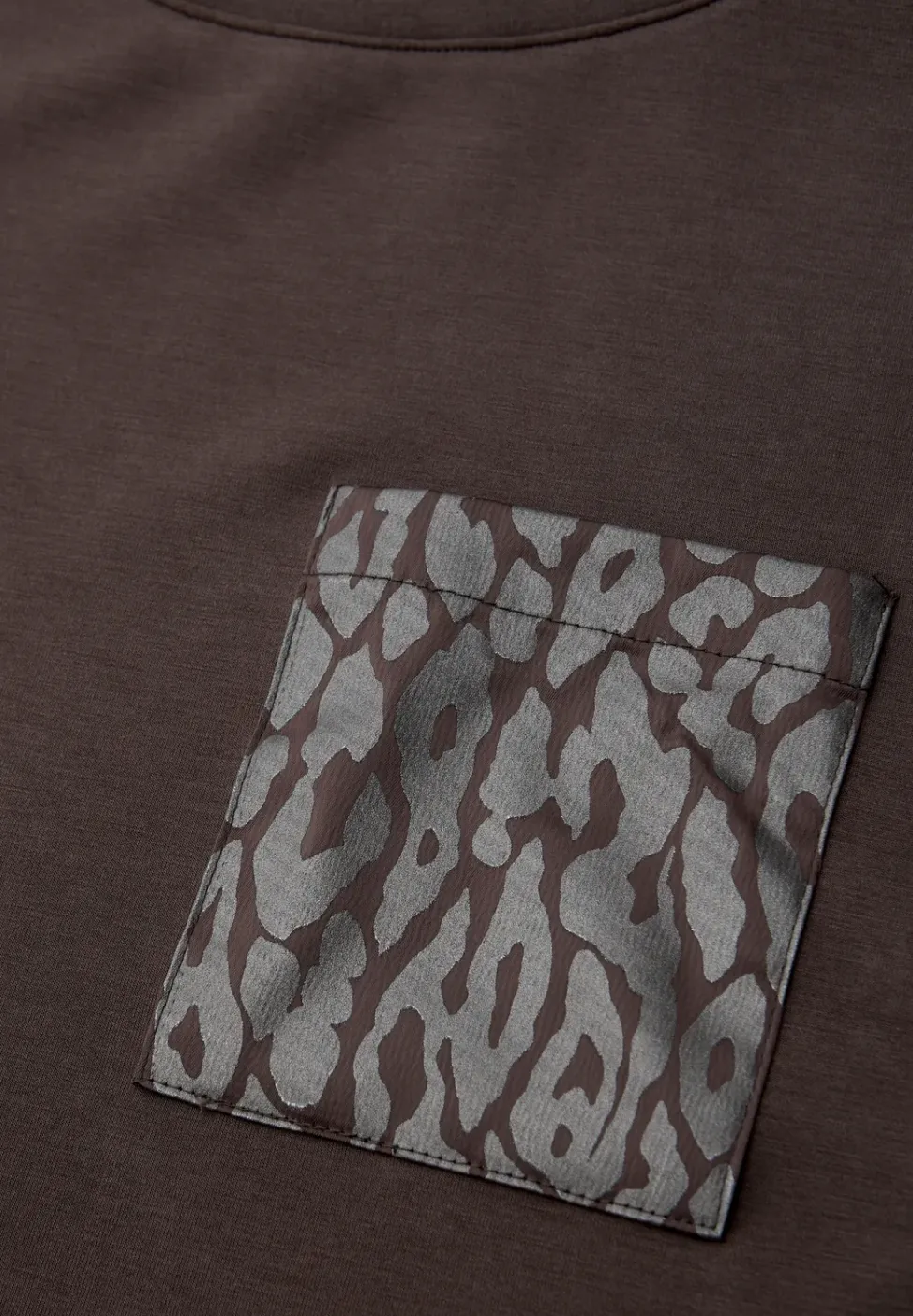 T-Shirt mit Leo-Brusttasche