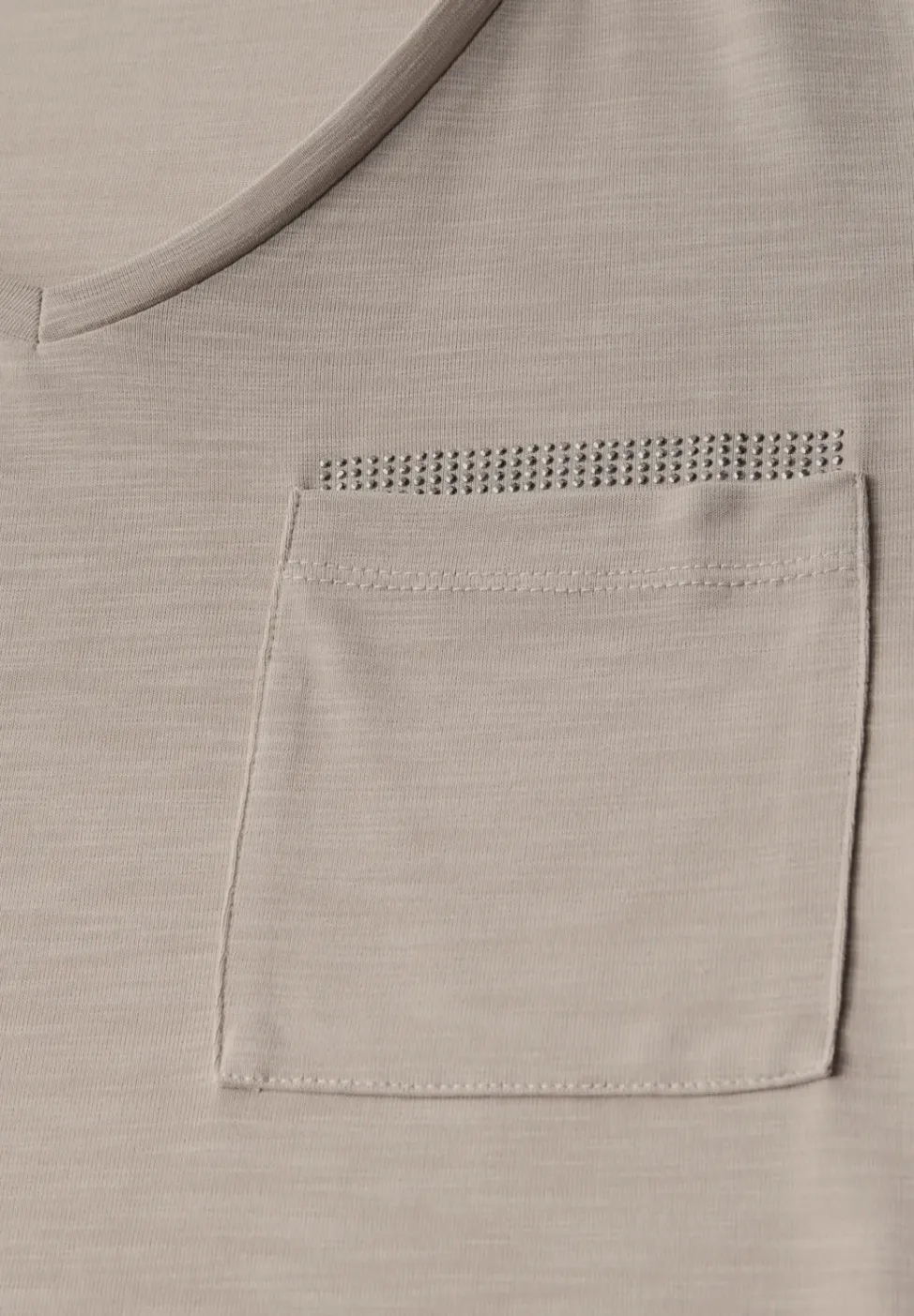 T-Shirt mit Schmuckdetail