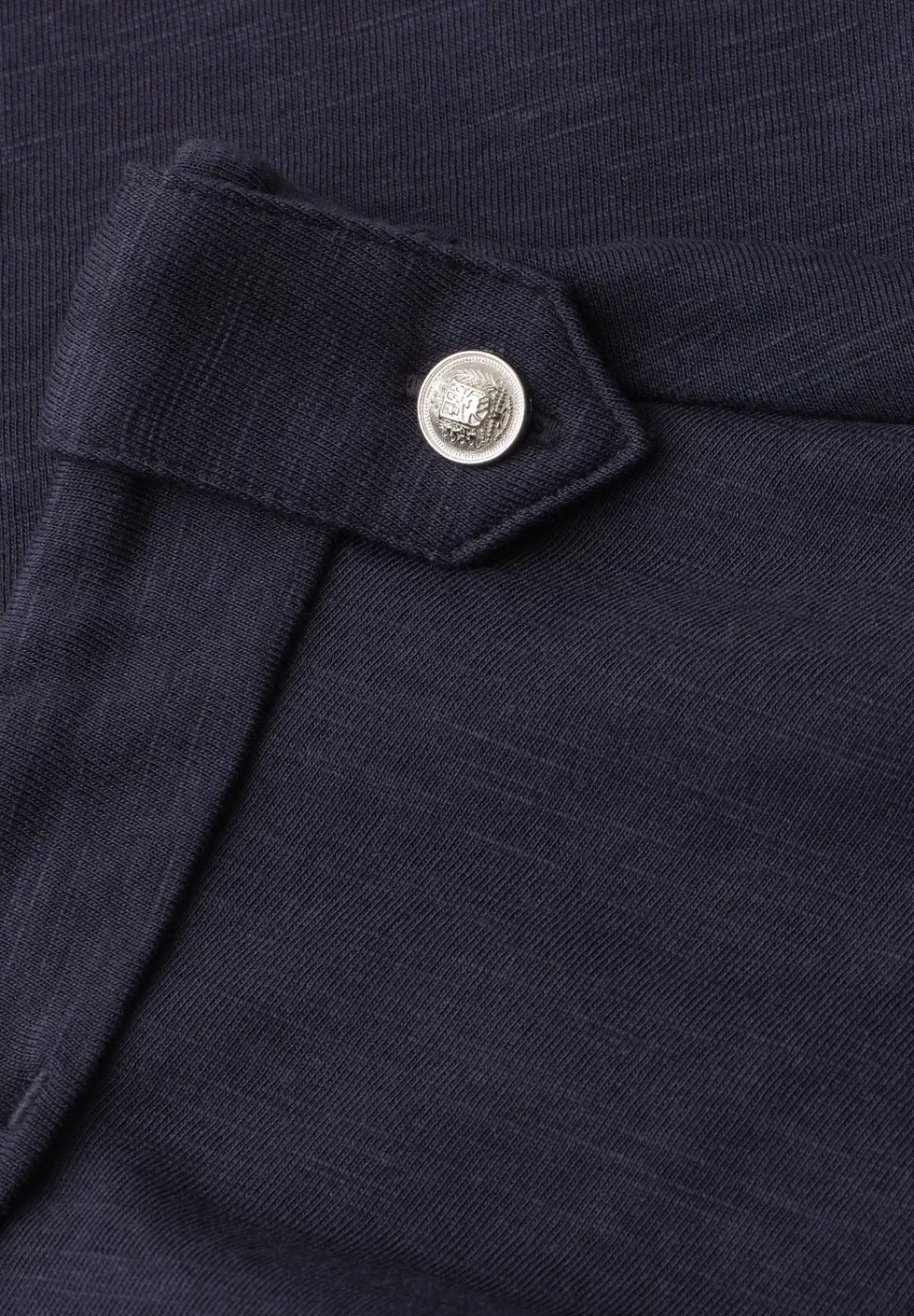 T-Shirt mit Split Neck und Knopfdetails