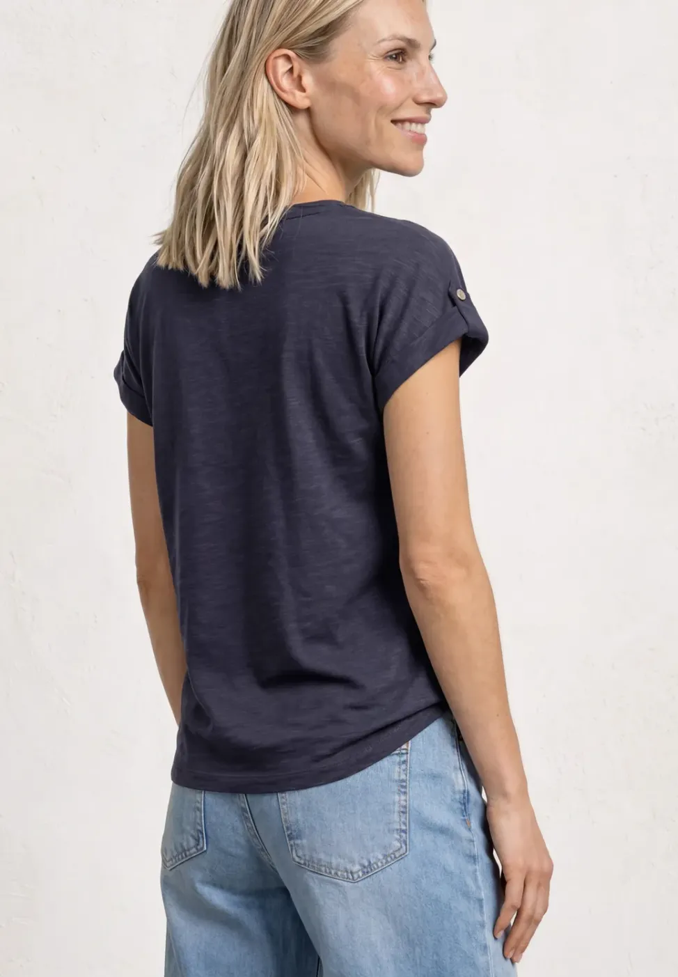 T-Shirt mit Split Neck und Knopfdetails