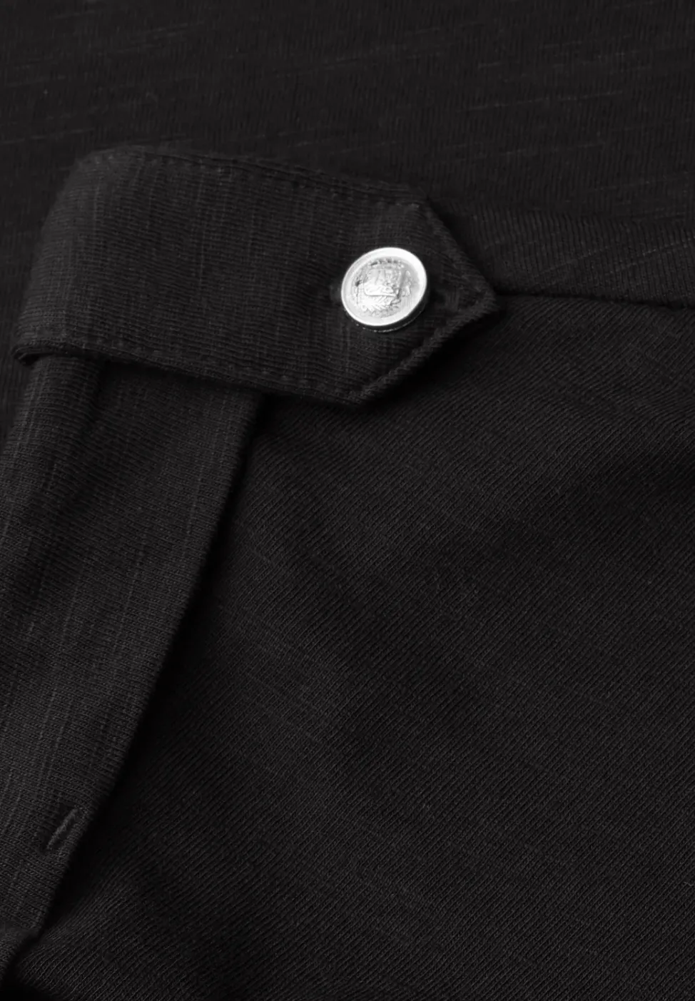 T-Shirt mit Split Neck und Knopfdetails