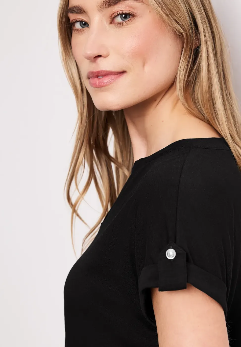 T-Shirt mit Split Neck und Knopfdetails