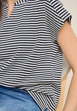 T-Shirt mit Split Neck und Struktur