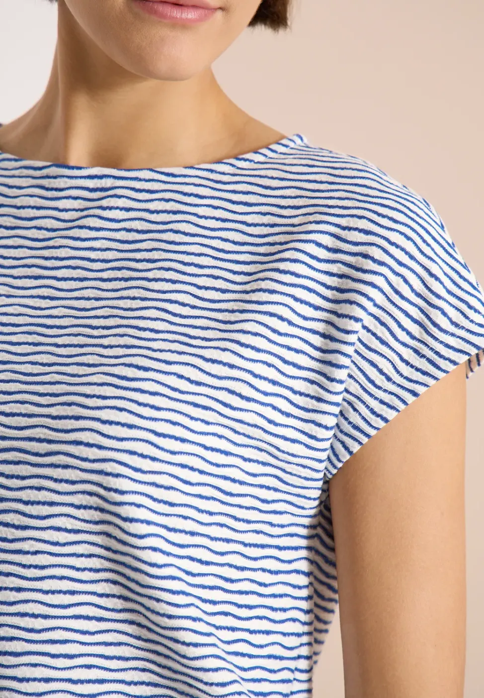 T-Shirt mit U-Boot-Ausschnitt und Streifen