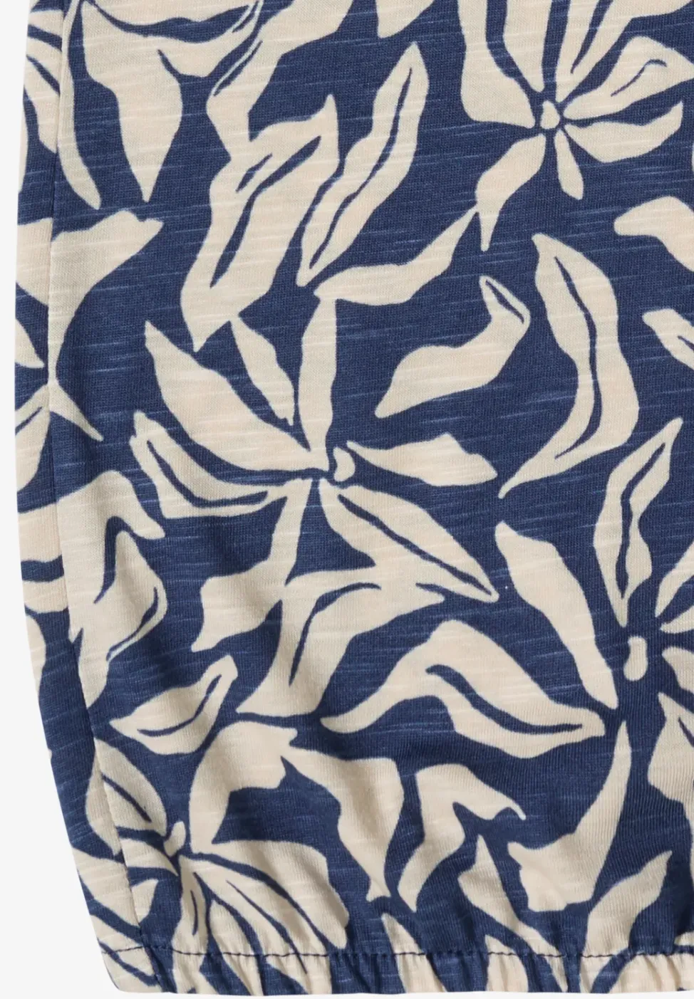 T-Shirt mit V-Neck und floralem Print