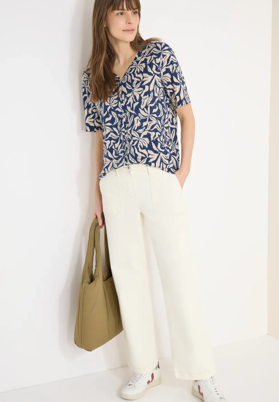 T-Shirt mit V-Neck und floralem Print