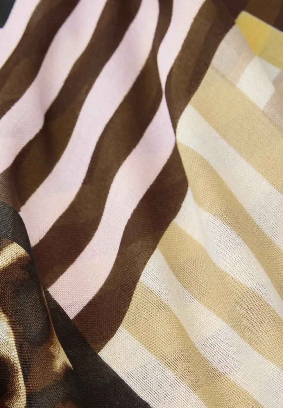 Tuch mit Streifenprint und Leodetails
