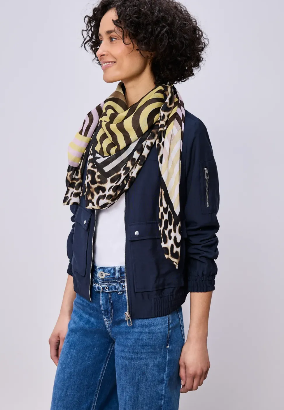 Tuch mit Streifenprint und Leodetails