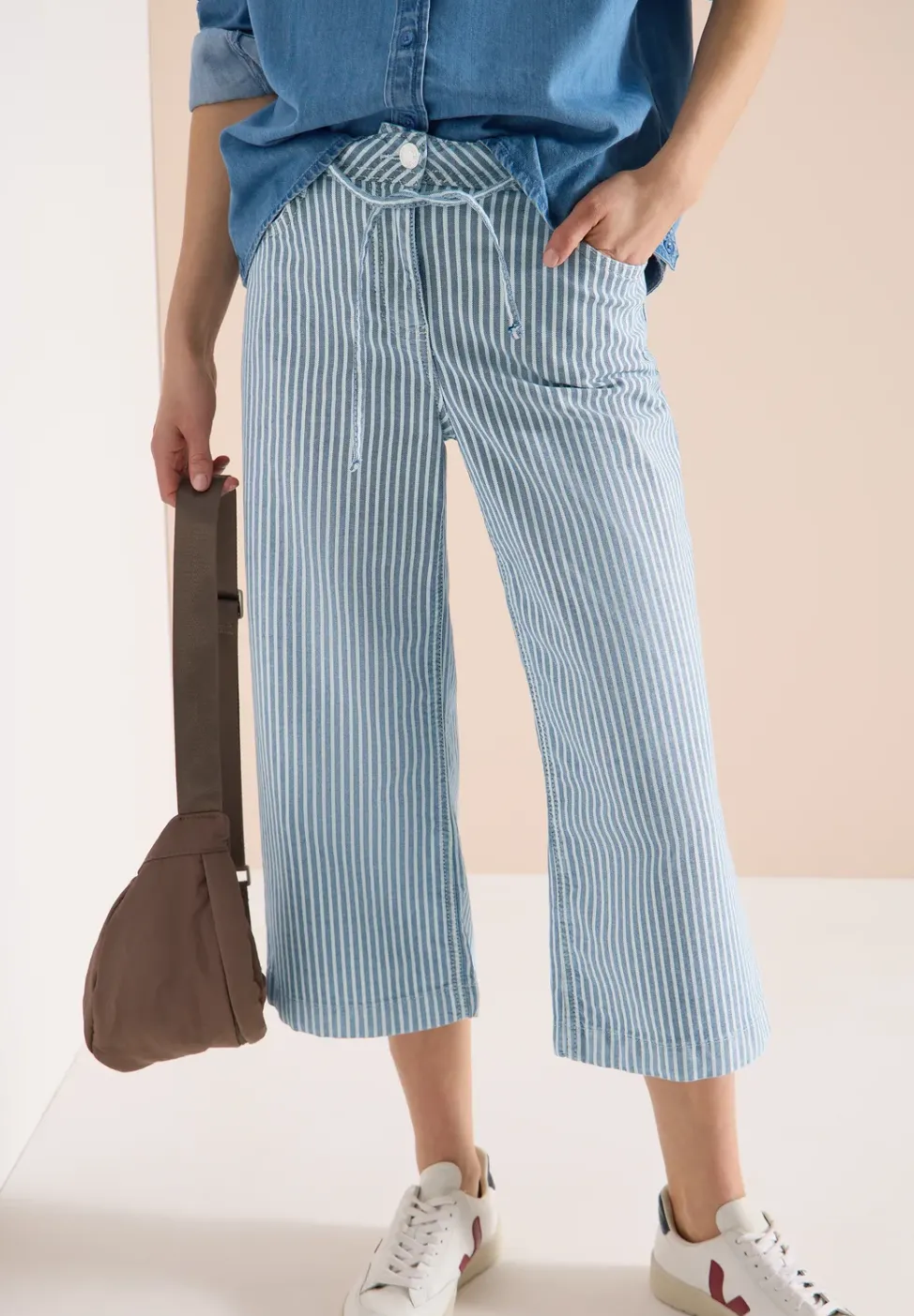 Wide Flared Leg Jeans mit Streifen