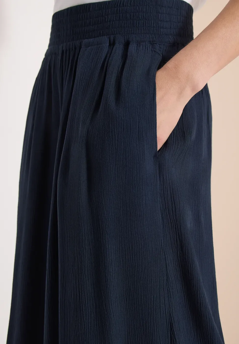 Wide Leg Hose mit Crepe Struktur