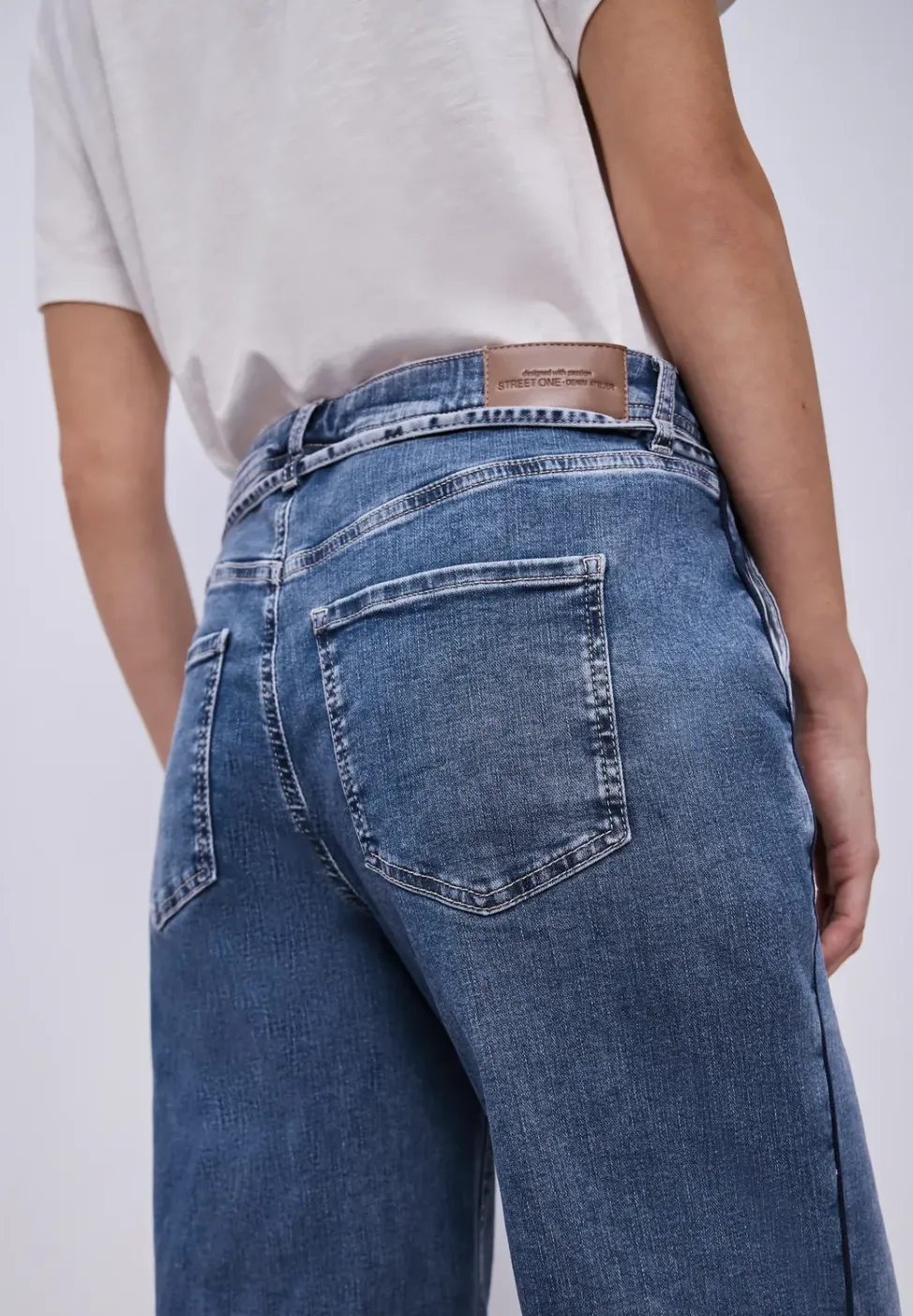 Wide Leg Jeans mit Gürteldetail