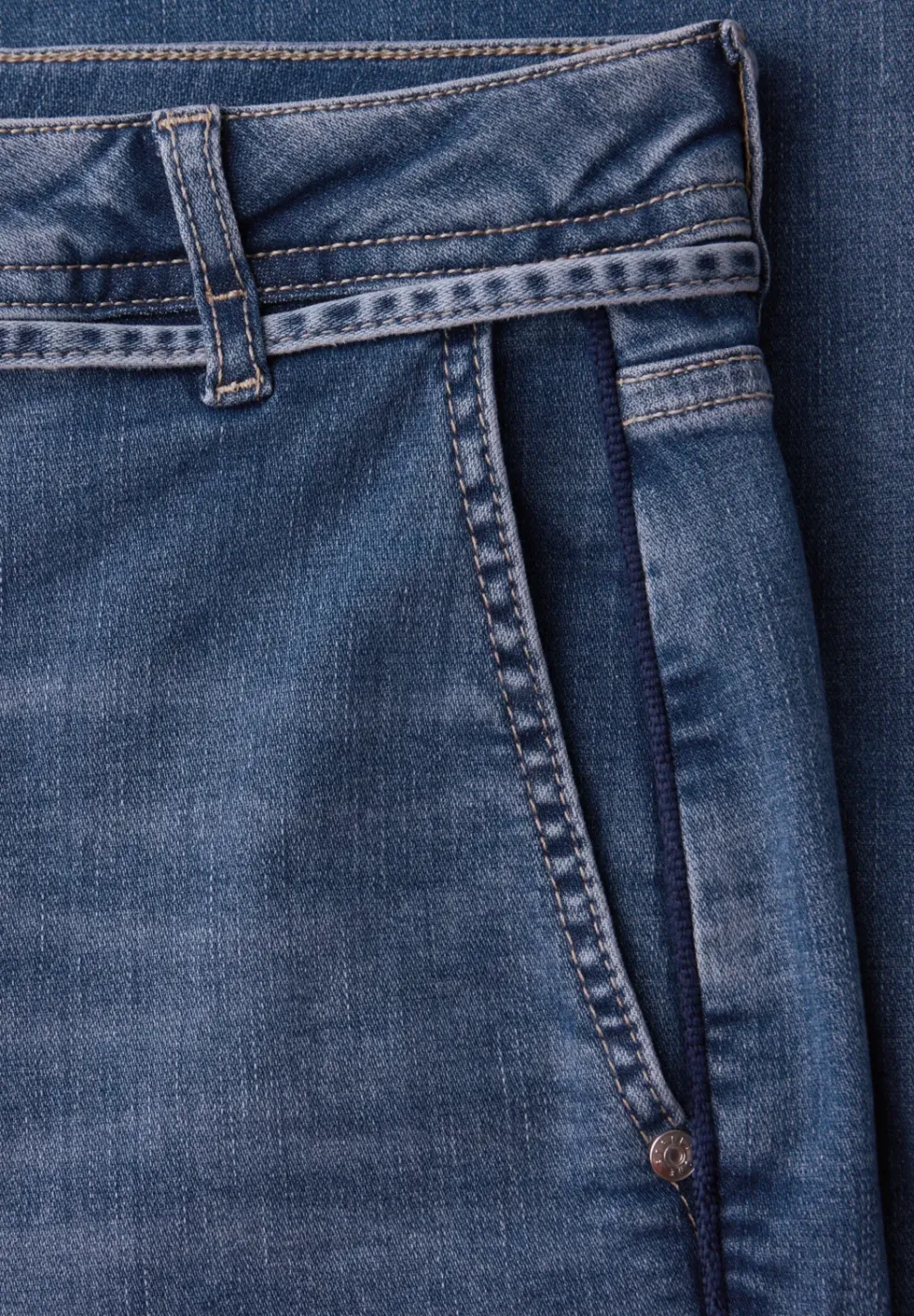 Wide Leg Jeans mit Gürteldetail