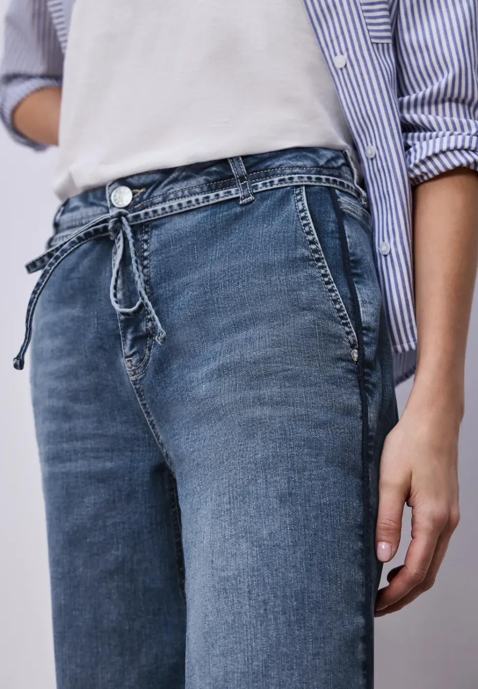 Wide Leg Jeans mit Gürteldetail